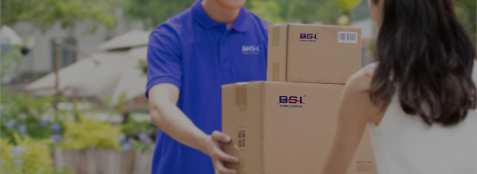 快递员正把BSI的包裹送到客户手上 | 柏威国际